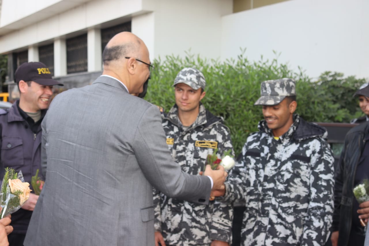 توزيع الورود على أفراد الأمن