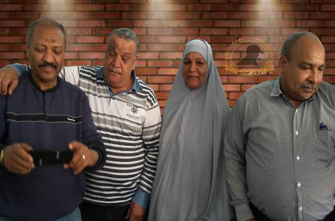 عم حجاج المتوفى بالحادث مع مسئولى المديرية عم حجاج المتوفى بالحادث مع مسئولى المديرية