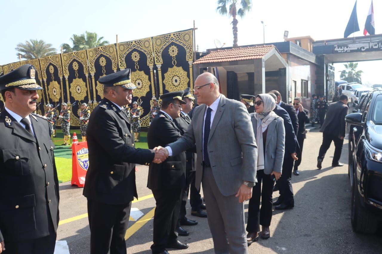 خلال تقديم التهاني