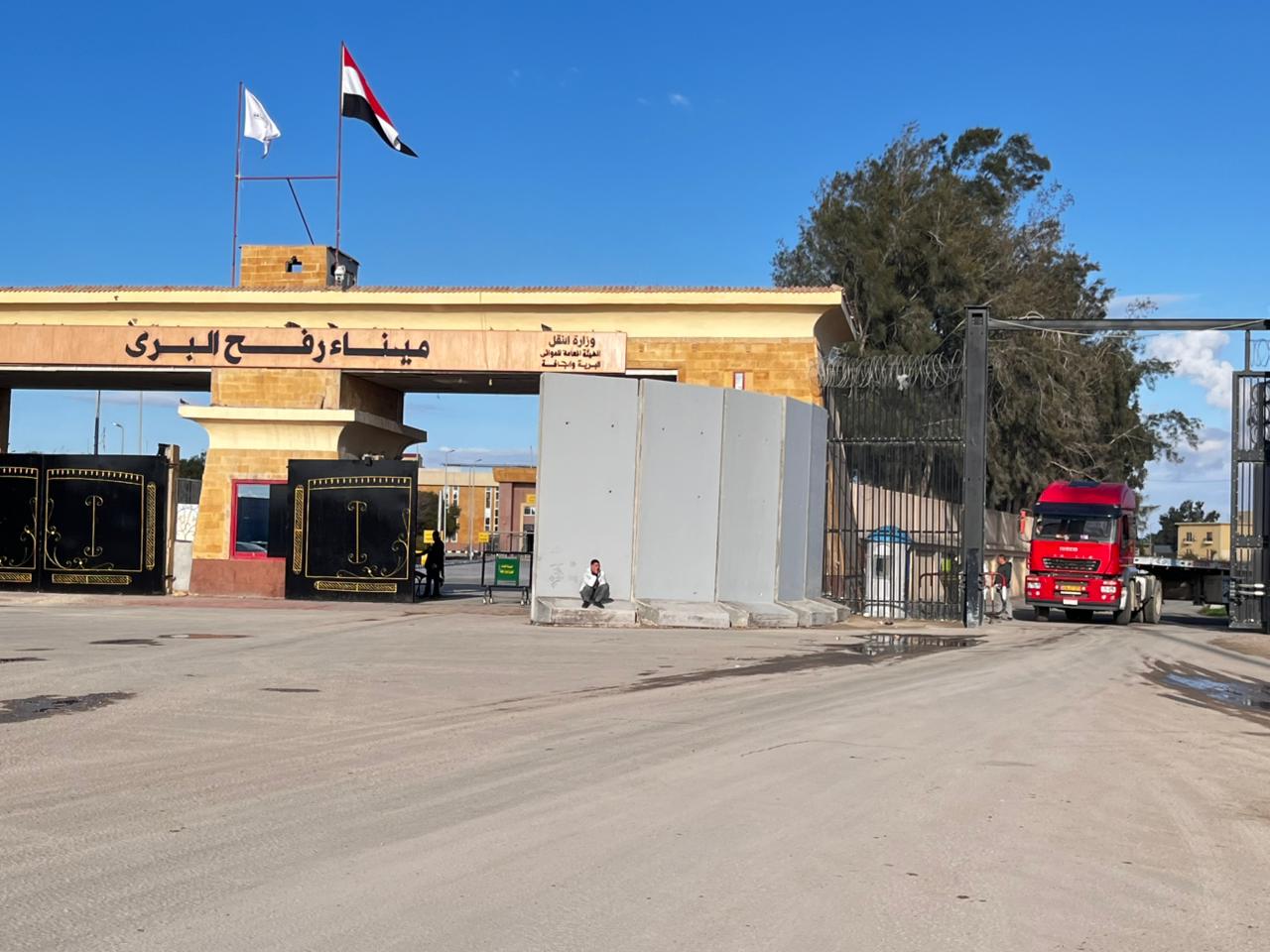 عودة الشاحنات من الجانب الفلسطينى