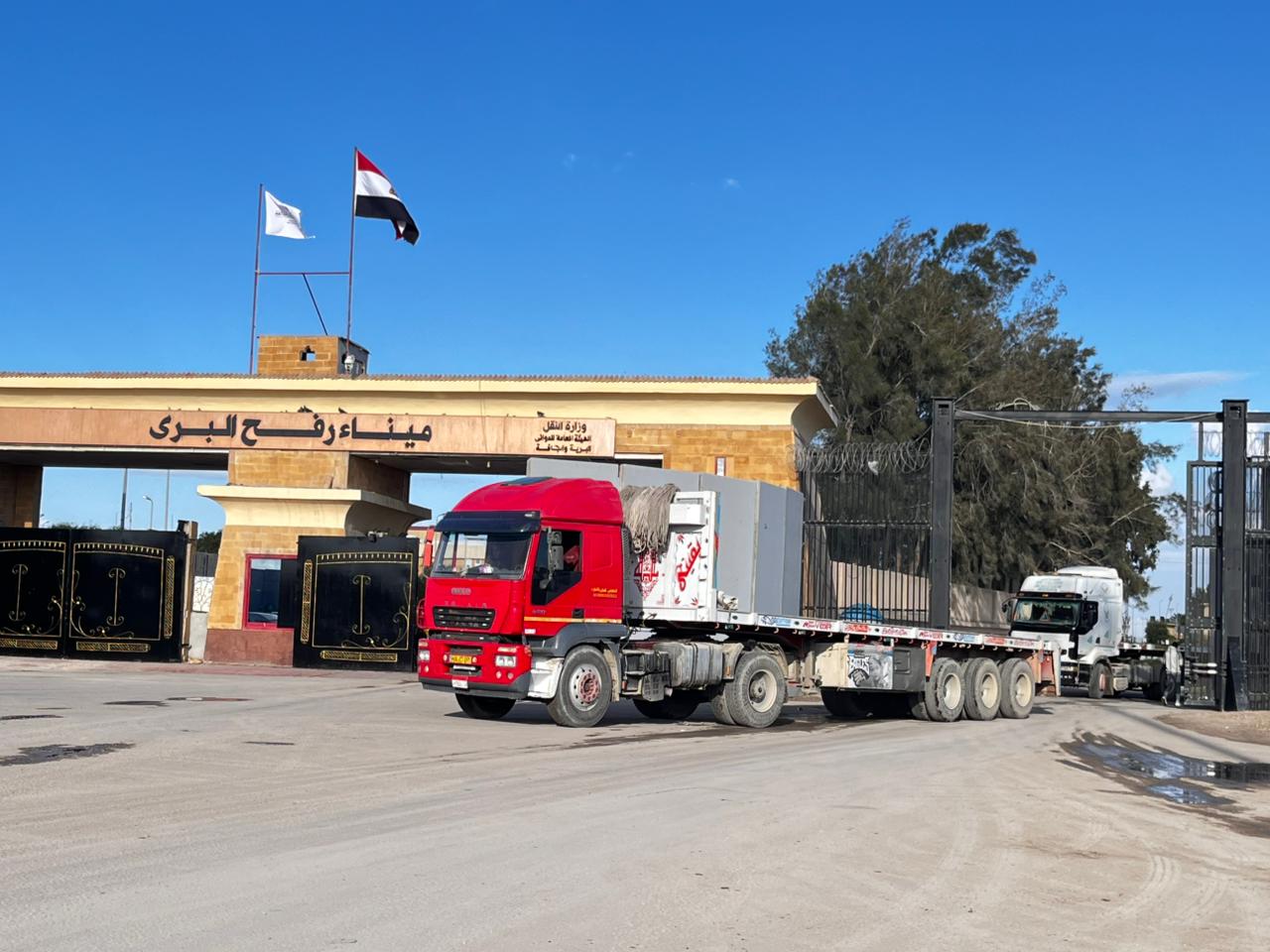 رجوع الشاحنات من المعبر