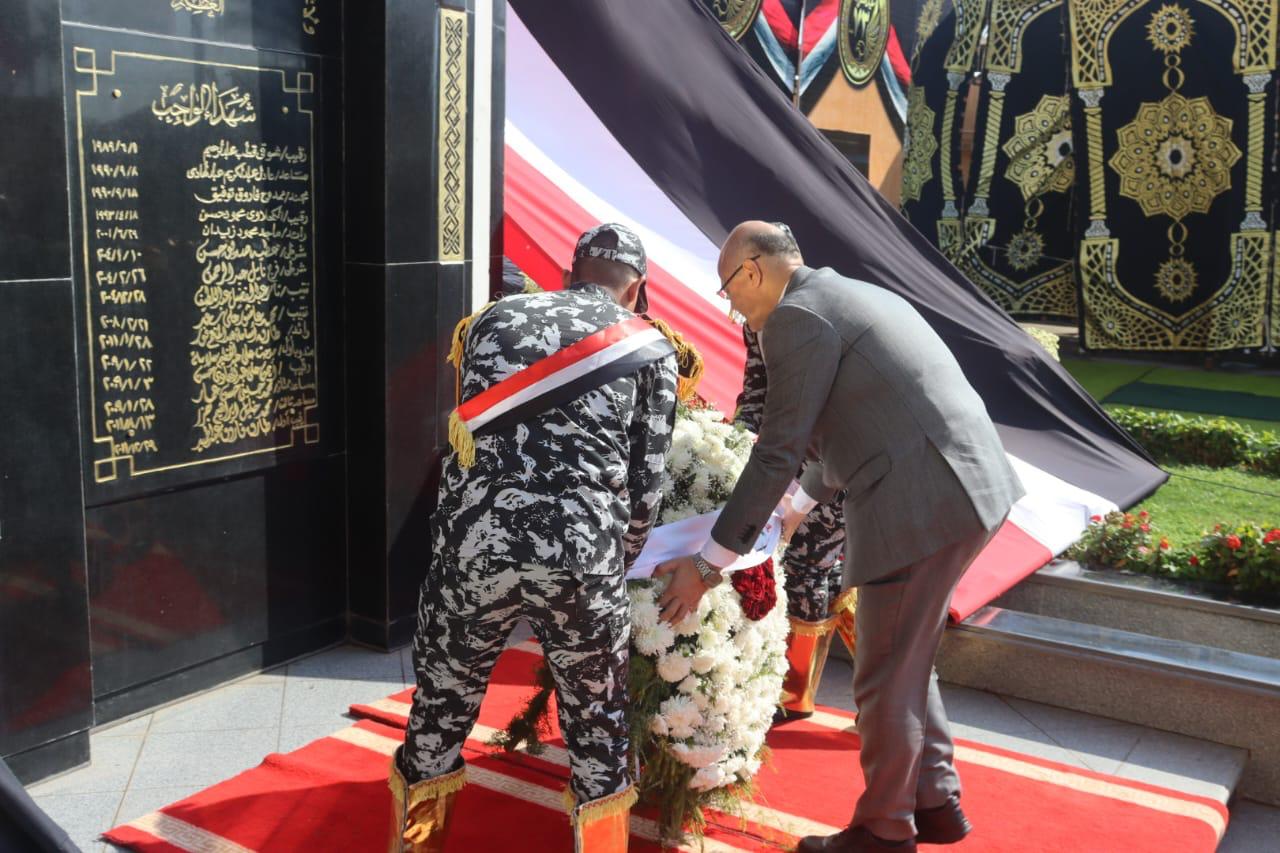 وضع إكليل الزهور علي قبر الجندي المجهول