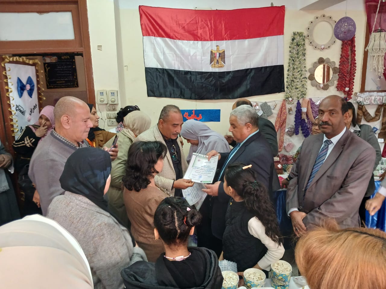 جولة بمعرض ومنفذ بيع الوحدة المنتجة بمدرسة الحرية بإدارة الأقصر