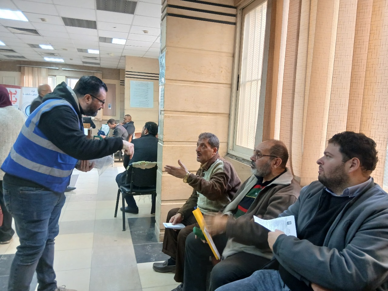 المواطنين داخل أحد المراكز التكنولوجية (2)