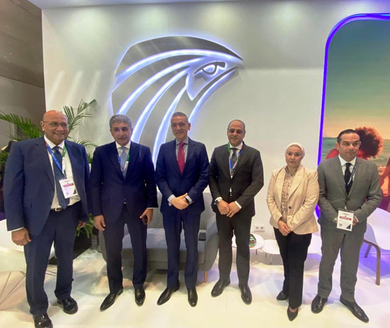 شريف-فتحى-وزير-الطيران-في-زيارة-لجناح-مصر-للطيران-بمعرض-السياحة-والسفر-بمدريد