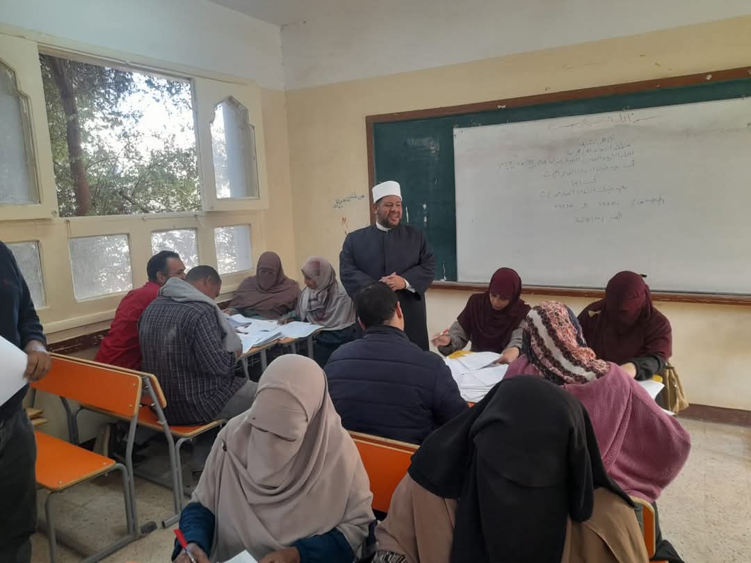 رئيس منطقة أسوان الأزهرية يتابع تصحيح الامتحانات رئيس منطقة أسوان الأزهرية يتابع تصحيح الامتحانات