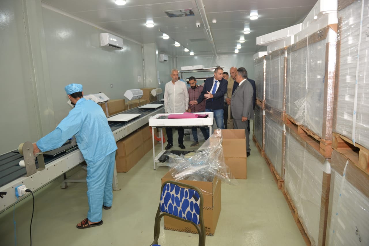 العمال داخل المصنع بالمنطقة الاستثمارية بميت غمر