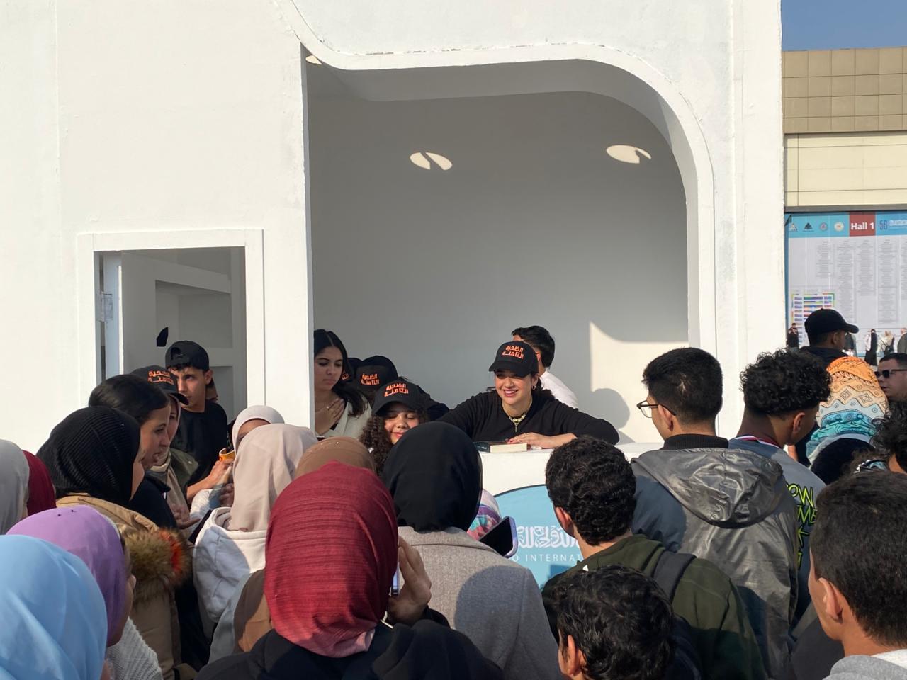 كنزى مدبولى توقع كتابها