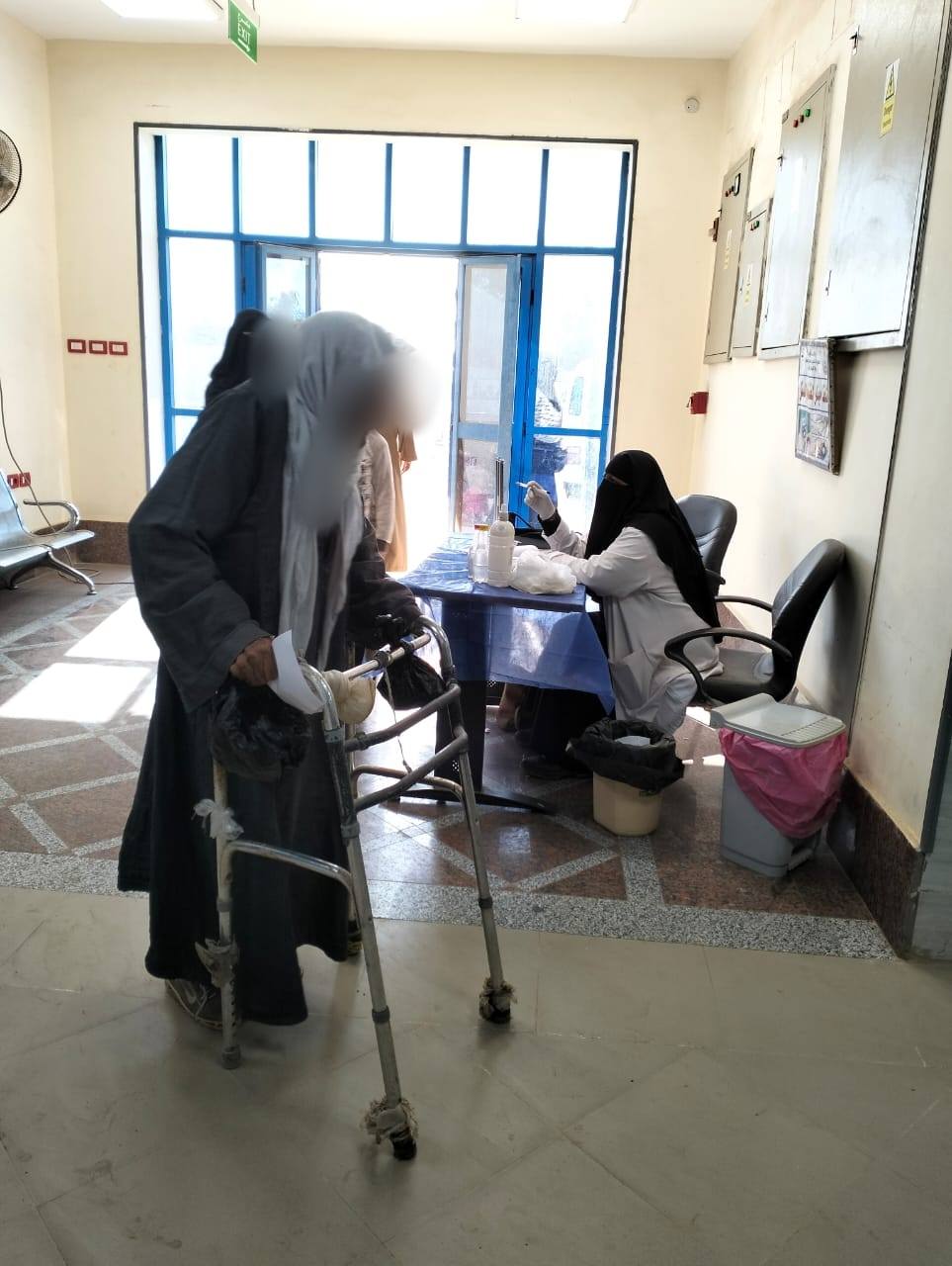 مسن يستفيد من المبادرة