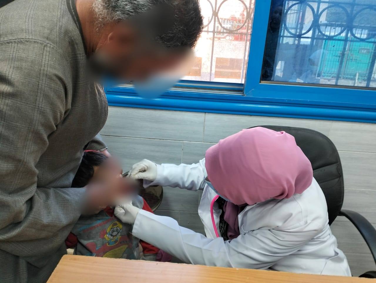 طفلة تتلقى الفحص