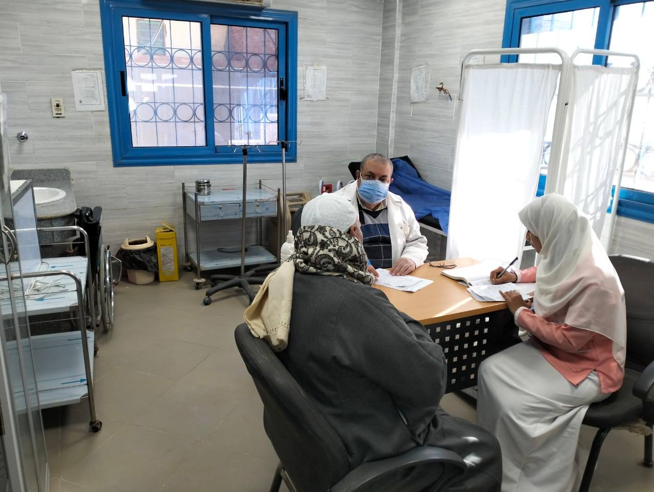 مواطن يستفيد من خدمات حياة كريمة