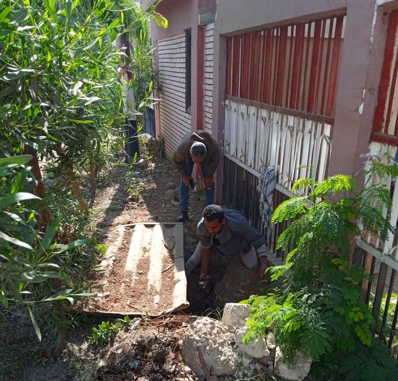 إصلاح عطل بماسورة مياه مدرسة الحرية بالعشي