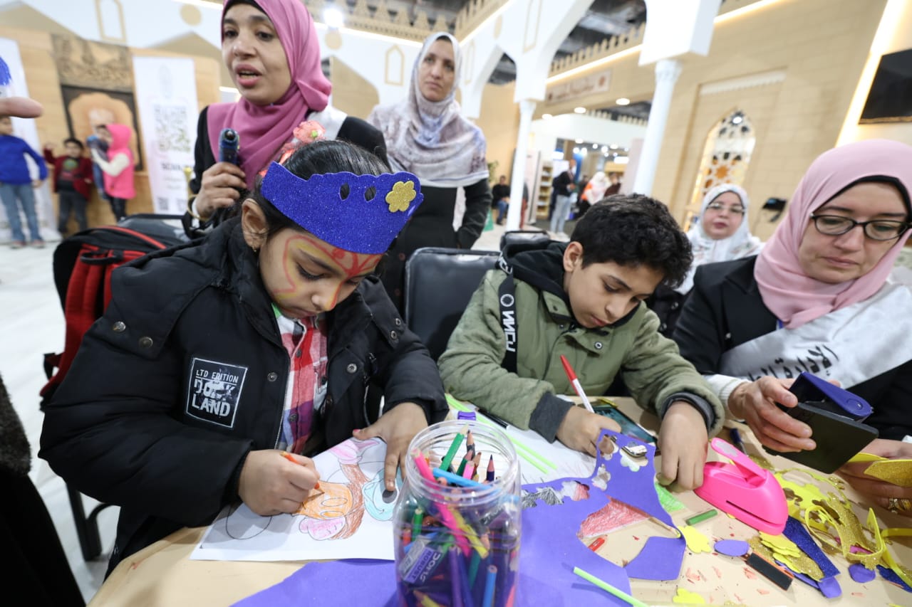 ركن الفتوى والطفل في جناح الأزهر بمعرض الكتاب