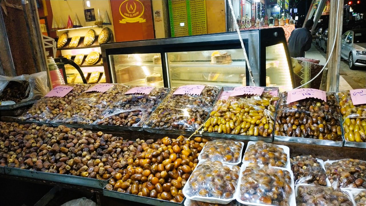 البلح السيوي يزين محلات مطروح استعدادا لشهر رمضان البلح السيوي يزين محلات مطروح استعدادا لشهر رمضان