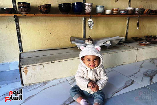 طفلها الصغير في الورشة