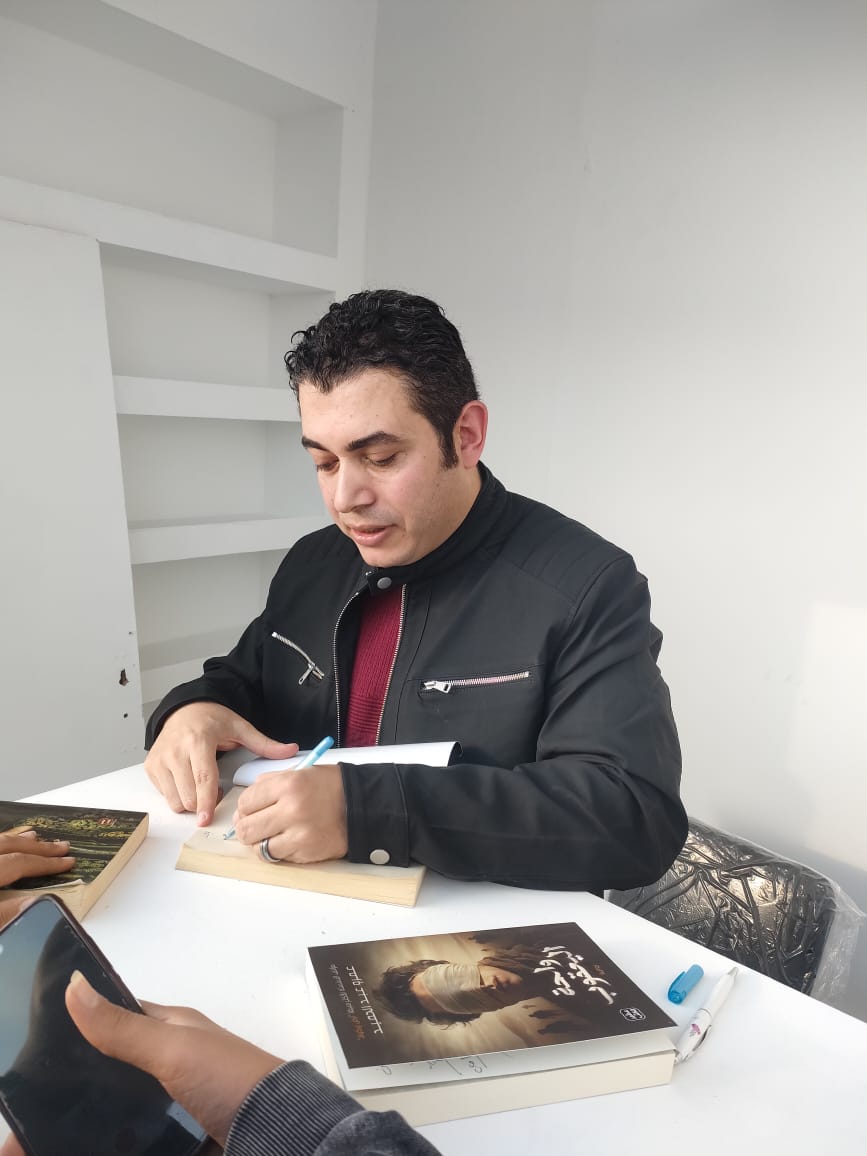 عمرو عبد الحميد يوقع كتابه