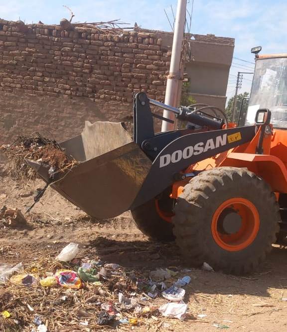 مدينة الزينية ترفع 105 طن من التراكمات بالقرى