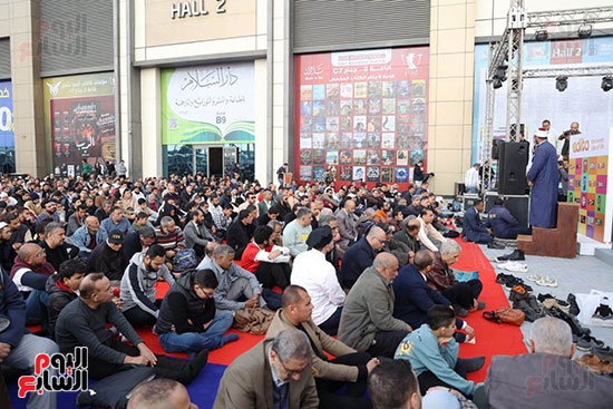 التوافد على صلاة الجمعة داخل معرض الكتاب التوافد على صلاة الجمعة داخل معرض الكتاب