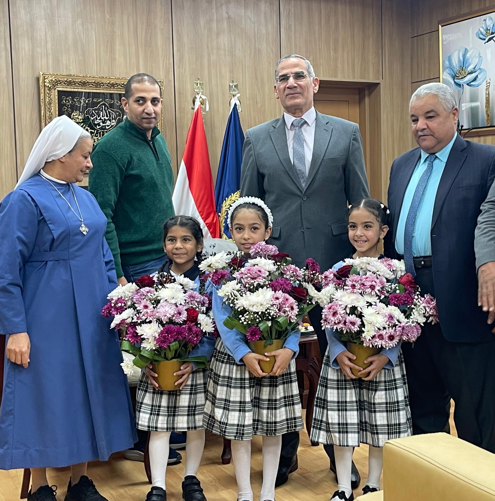 زيارة أطفال المدارس لمدير أمن الأقصر