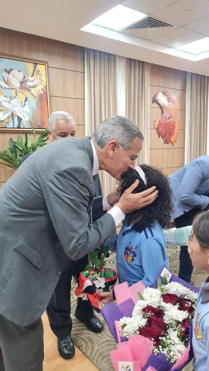 قبلة من مدير أمن الأقصر على رأس طفلة فى عيد الشرطة