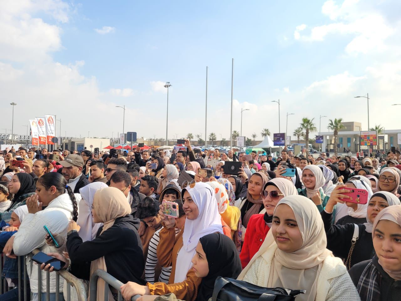 زواد المعرض يتابعون العروض زواد المعرض يتابعون العروض