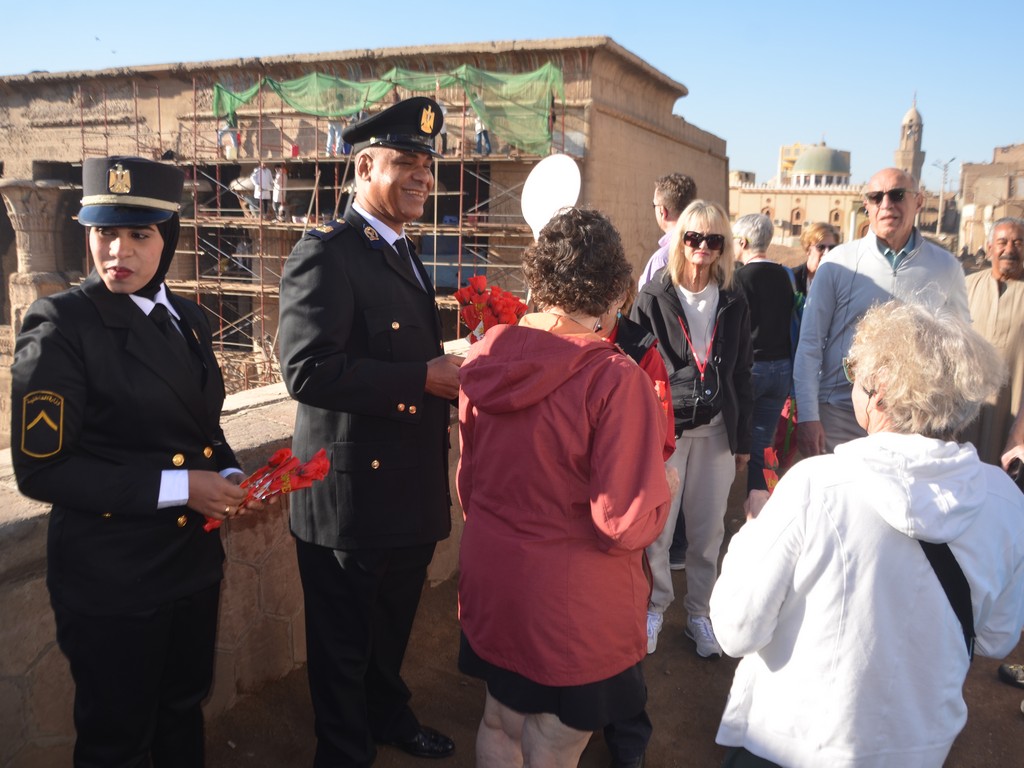 فرحة رجال الشرطة والسياحة باحتفالات عيد الشرطة مع السياح