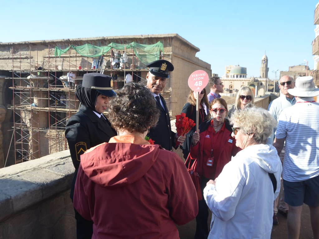 رجال الأمن يحتفلون بعيد الشرطة بتوزيع الورود على السياح