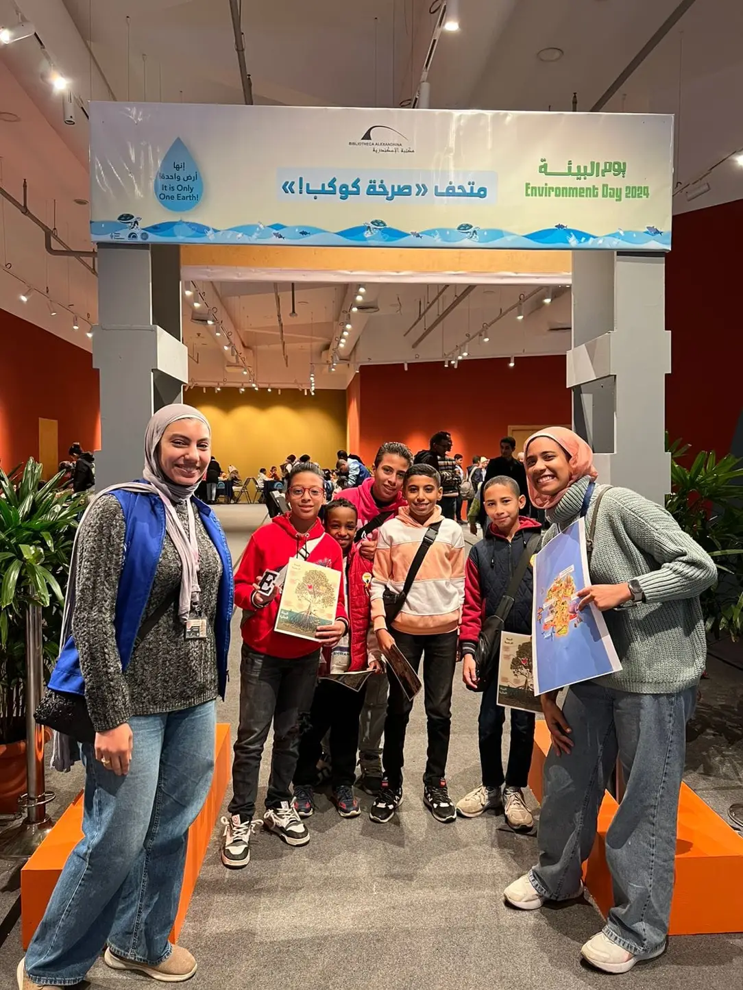 الطلاب داخل القبة السماوية