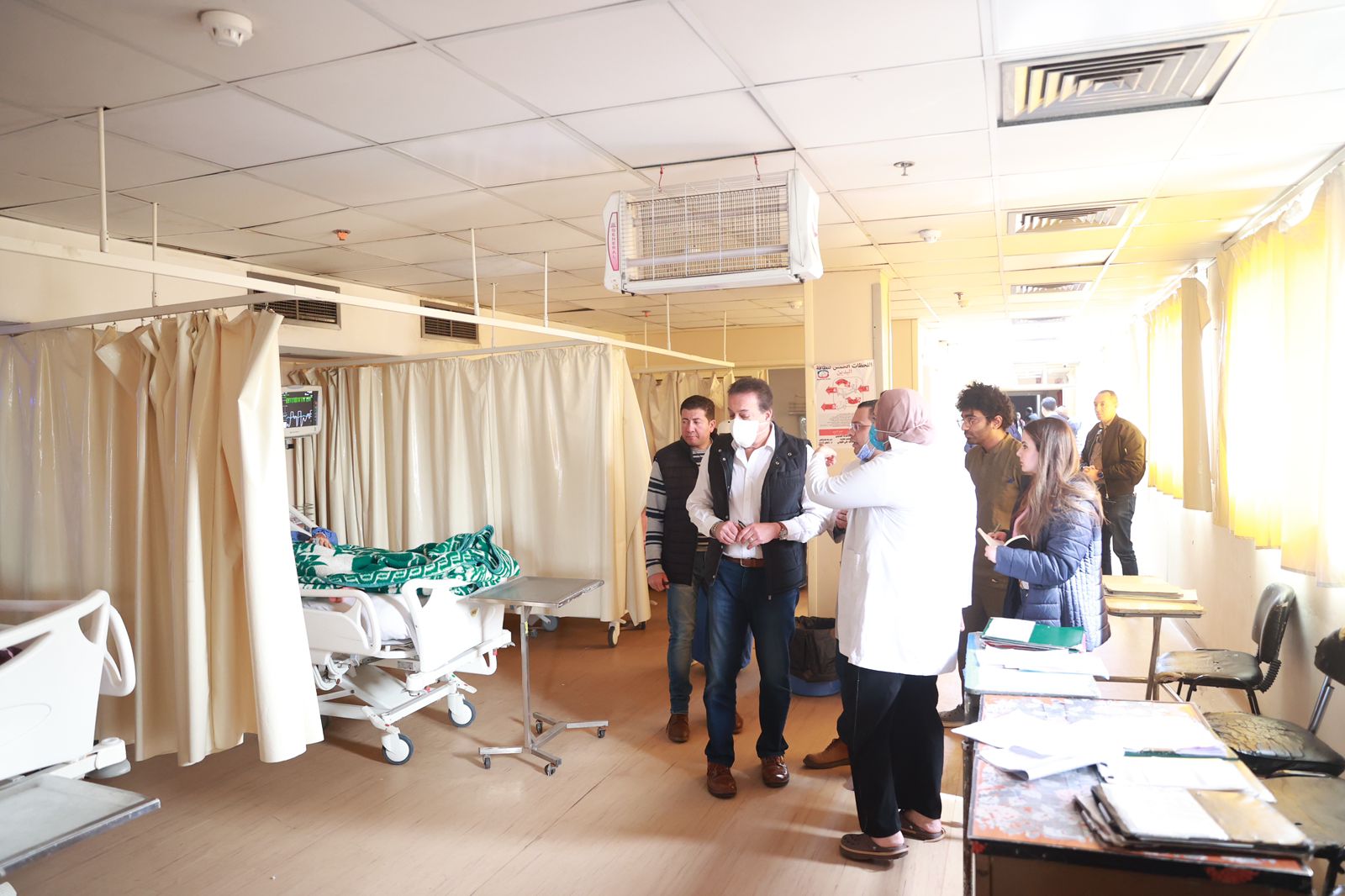 وزير الصحة داخل مستشفى النصر بحلوان