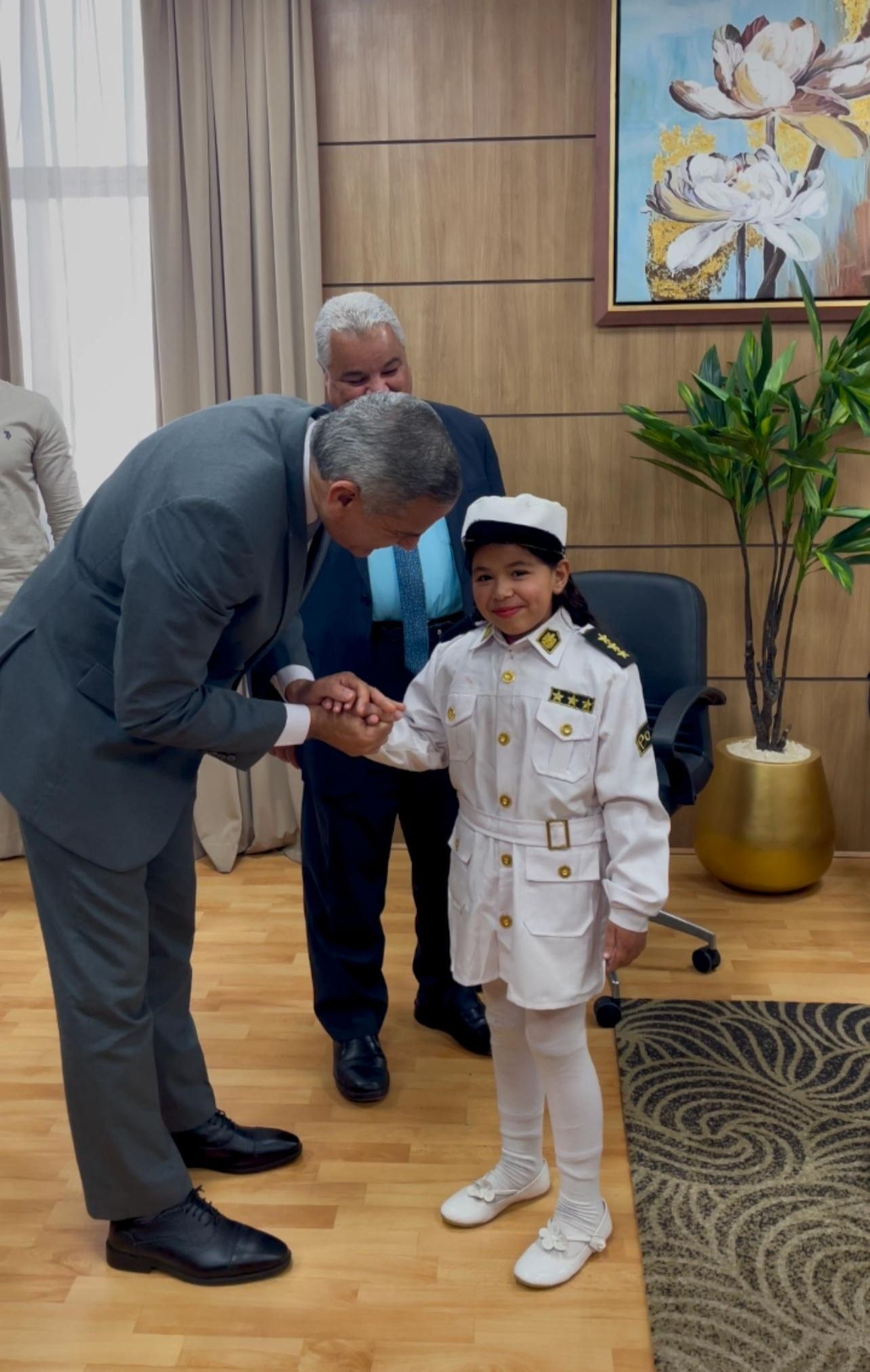 طفلة بزي الشرطة فى الأقصر تهنئ مدير الأمن