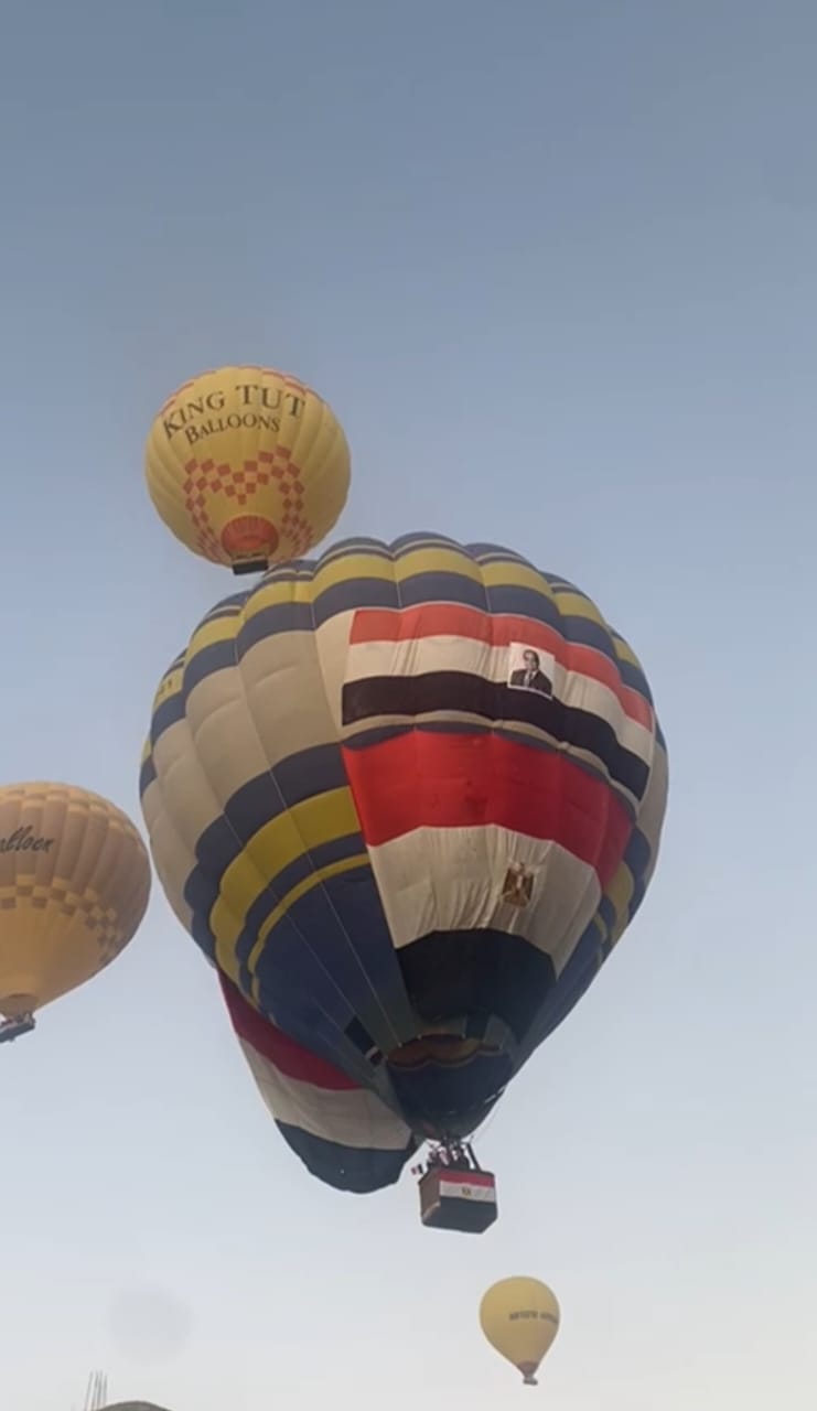 بالون يحتفل بالذكرى 73 لعيد الشرطة وثورة 25 يناير بين سياح العالم