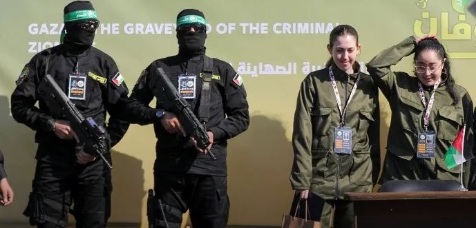 قوات حماس مع الأسيرات