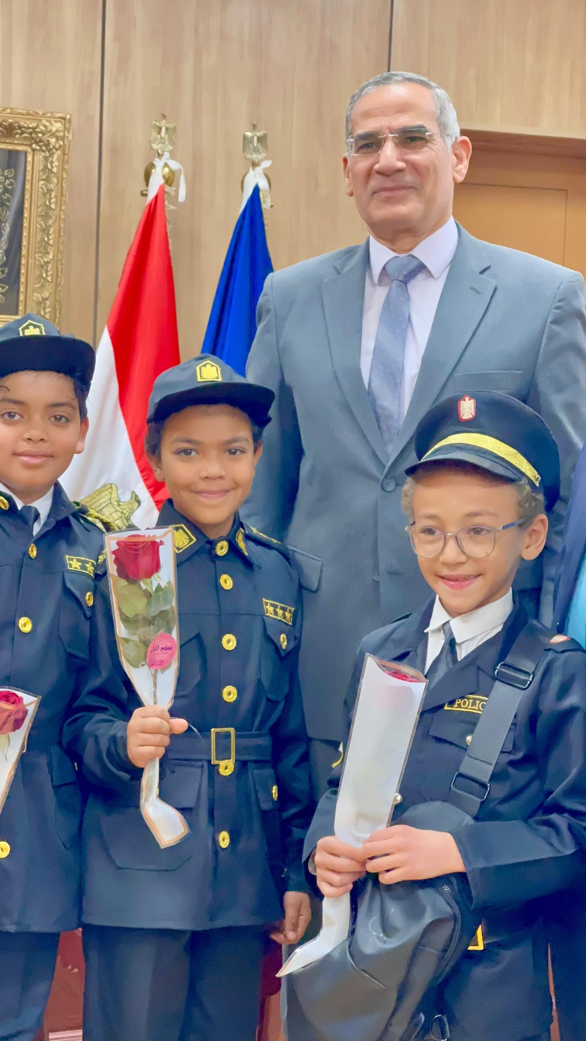 احتفال اطفال المدارس مع مدير الأمن بعيد الشرطة