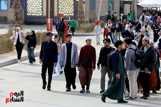 زوار معرض الكتاب يتوافدون