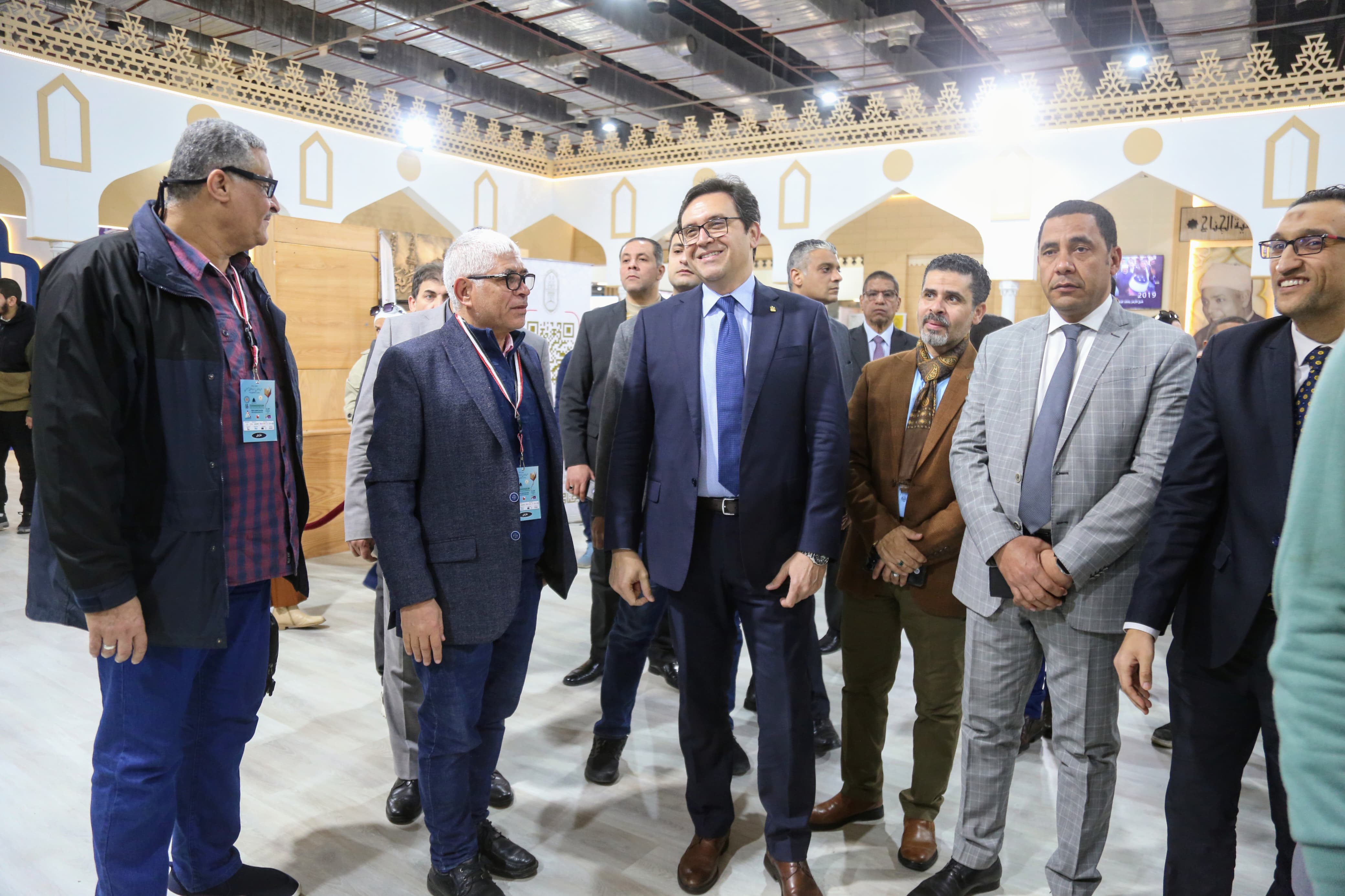 جانب من جولة وزير الثقافة بمعرض الكتاب جانب من جولة وزير الثقافة بمعرض الكتاب