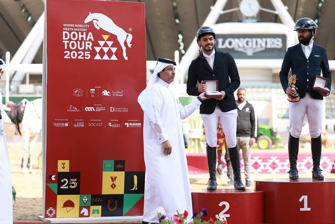 يوسف سعد الحمادي خلال حصوله على الميدالية الفضية