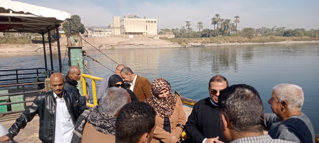 رئيس مدينة أرمنت يستقل معدية الأهالى مع المواطنين