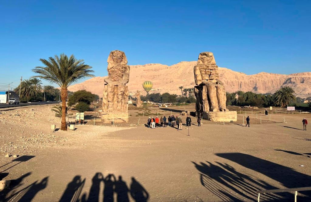 الاقبال من الأجانب على تمثالى ممنون