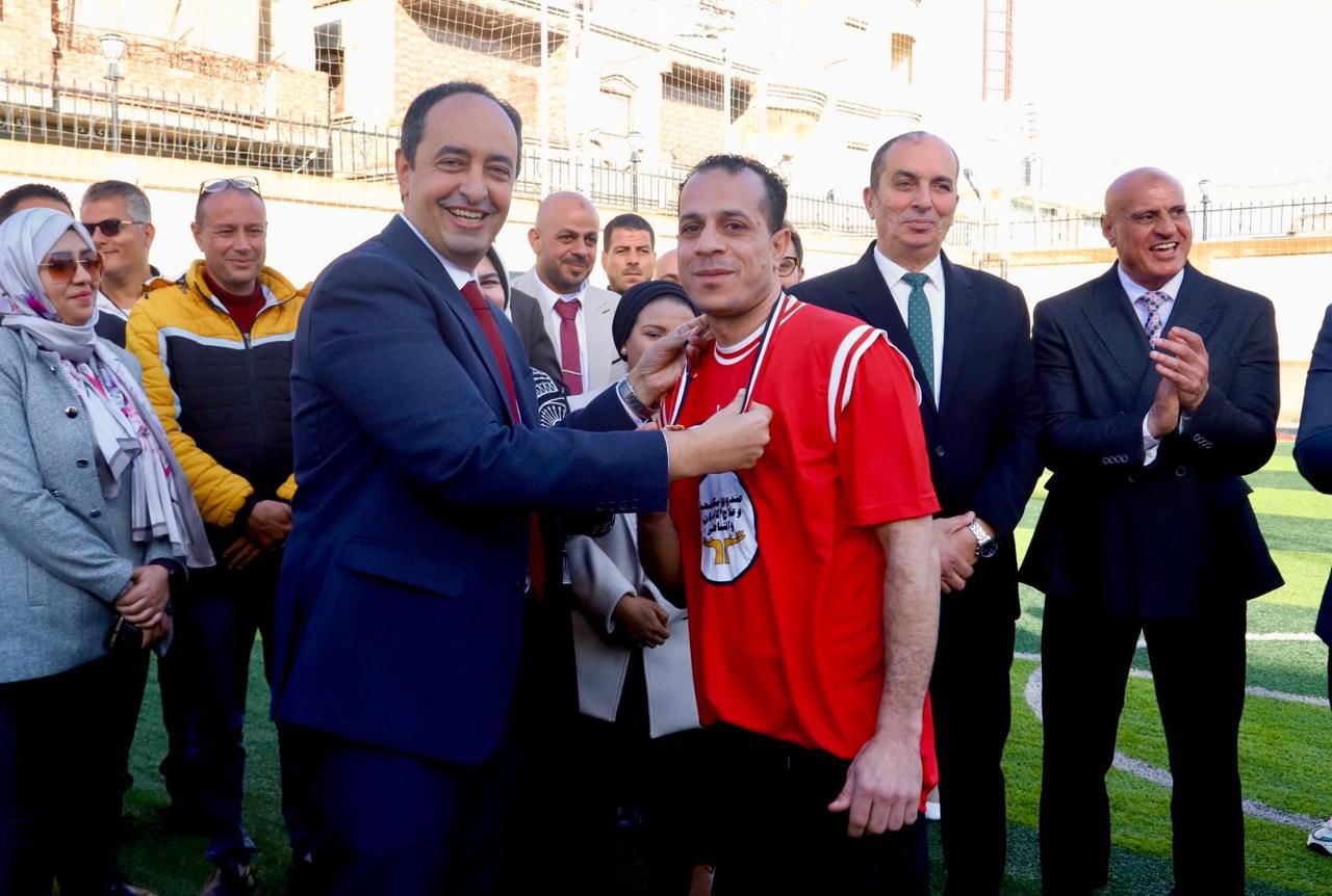 الدكتور عمرو عثمان مدير صندوق مكافحة الإدمان يكرم المتعافين