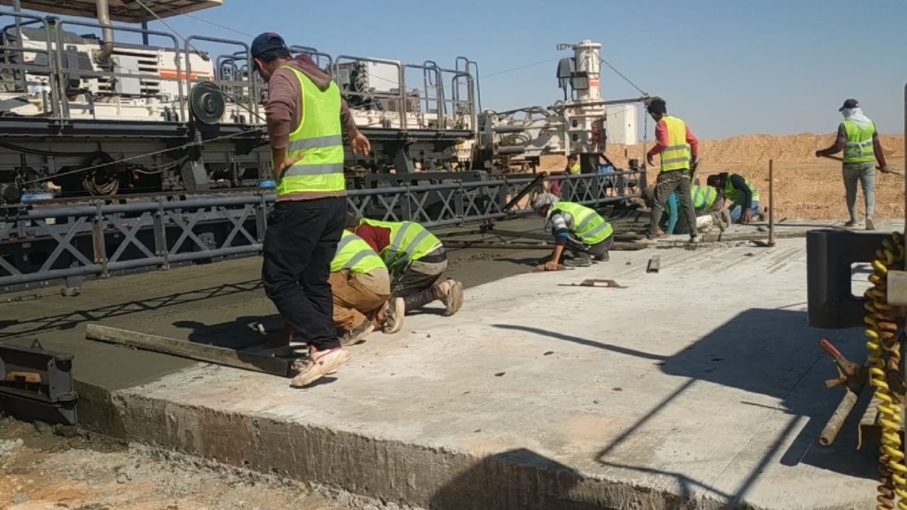 جانب من اعمال رصف قطاعات طريق سيوة الخرساني