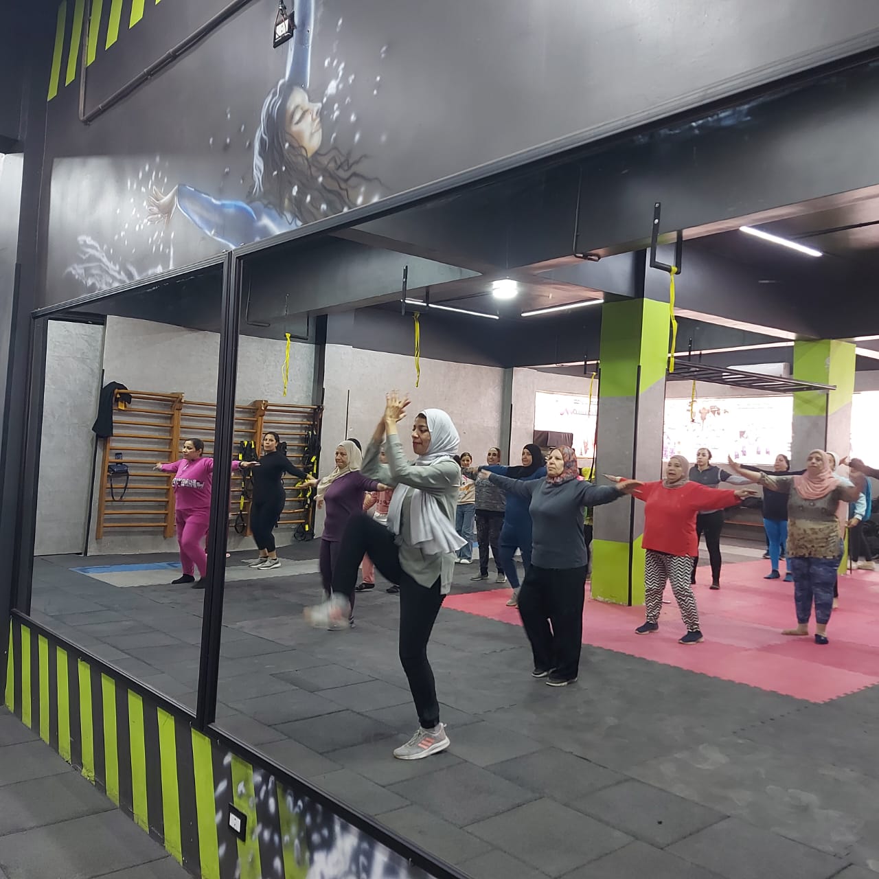 جانب من ممارسة الفتيات الرياضة جانب من ممارسة الفتيات الرياضة