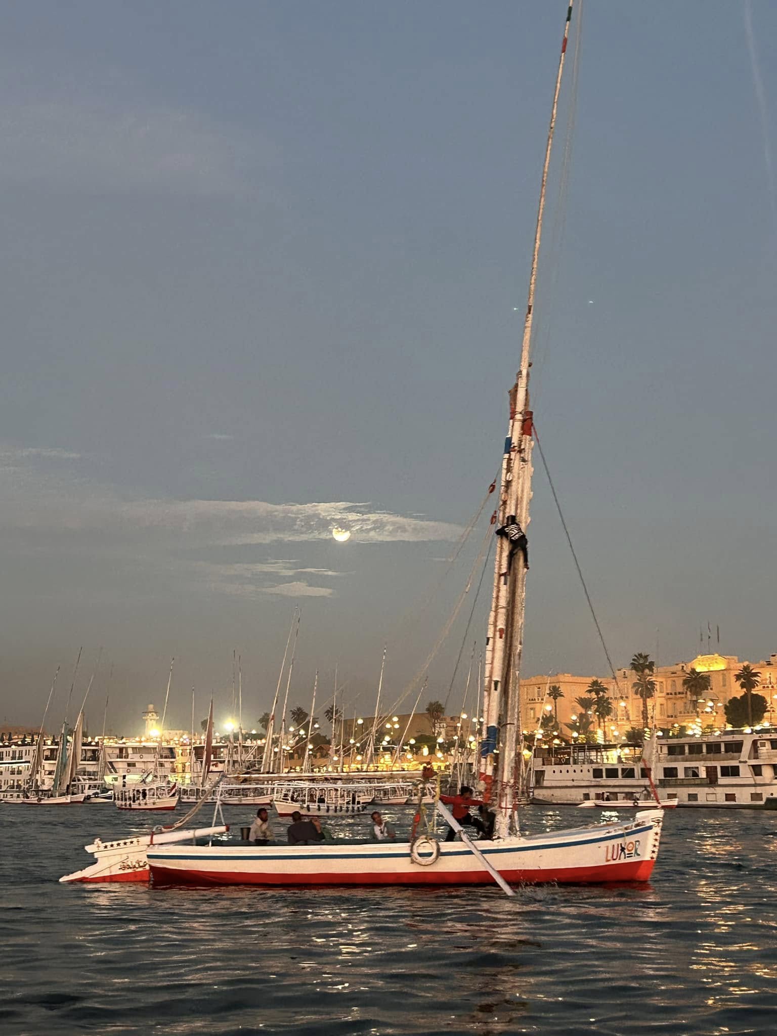 سحر المراكب الشراعية فى نيل الأقصر سحر المراكب الشراعية فى نيل الأقصر