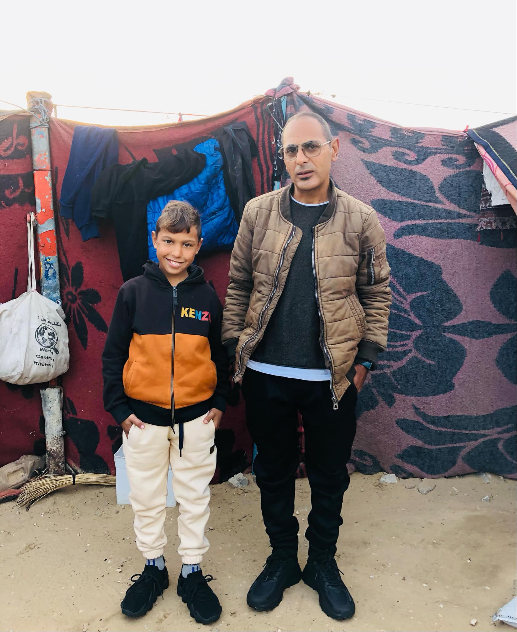 مع طفله في خيمته