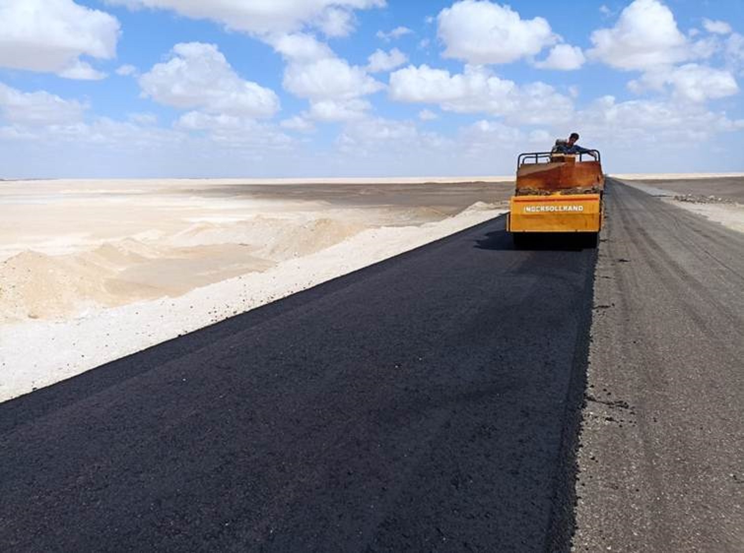 انشاء طرق تنموية بصحراء مطروح