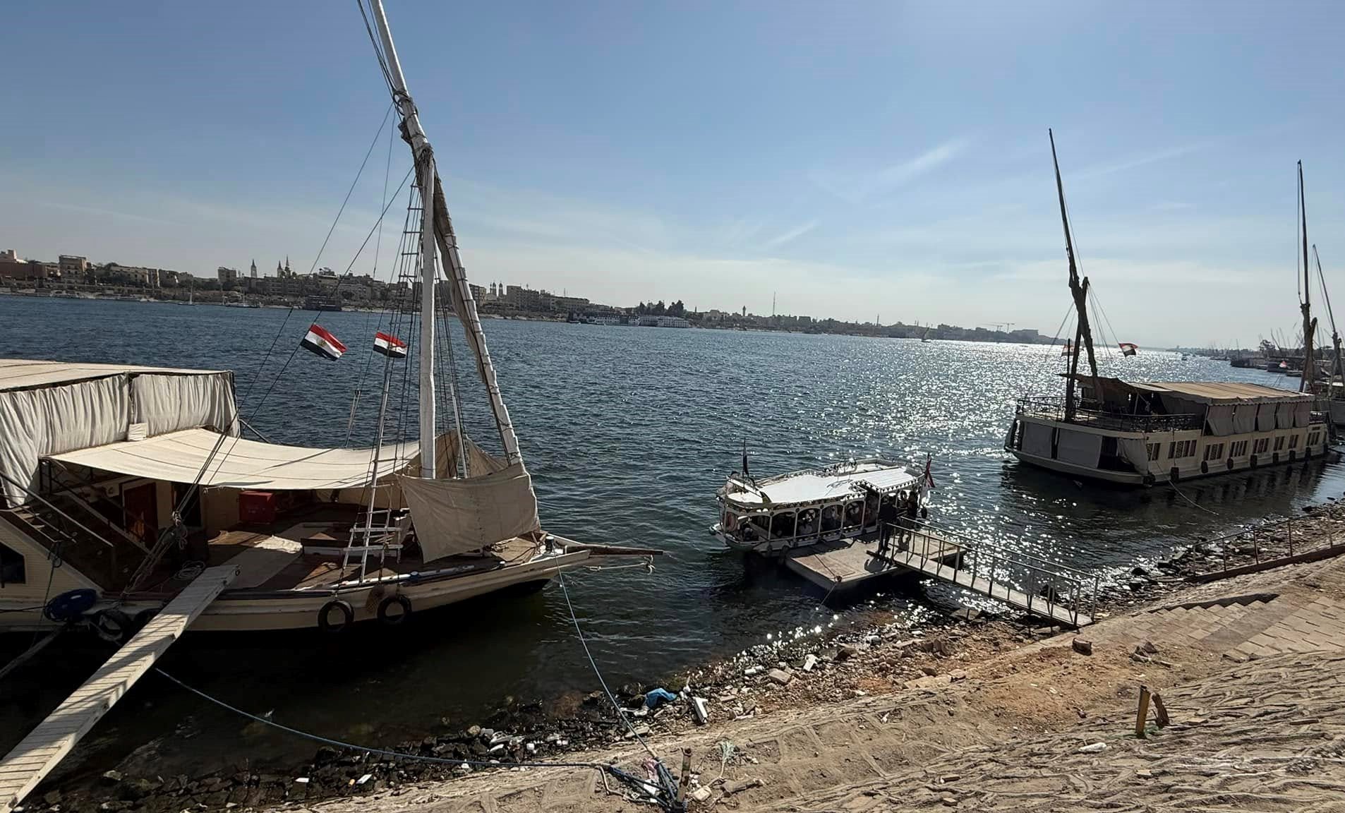 الدهبيات والمراكب النيلية على ضفتى النيل بالأقصر الدهبيات والمراكب النيلية على ضفتى النيل بالأقصر