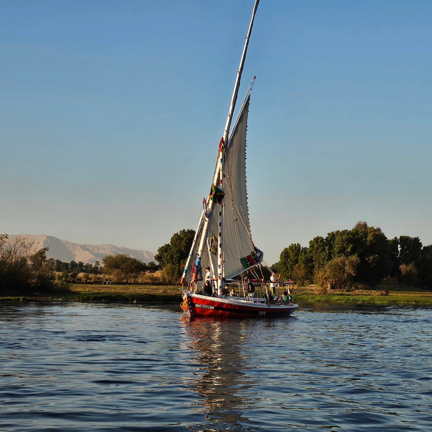 المراكب الشراعية تسحر قلوب السائحين فى الأقصر المراكب الشراعية تسحر قلوب السائحين فى الأقصر
