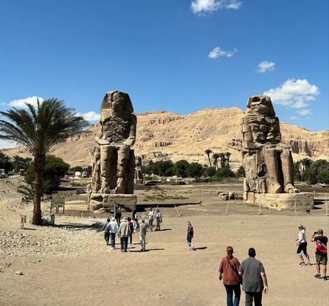 زيارات مميزة للسائحين فى منطقة تمثالى ممنون