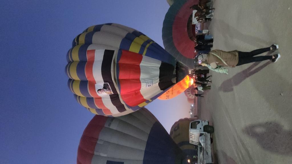 احتفال الطيران المدنى فى البالون بعلم مصر وصور الرئيس