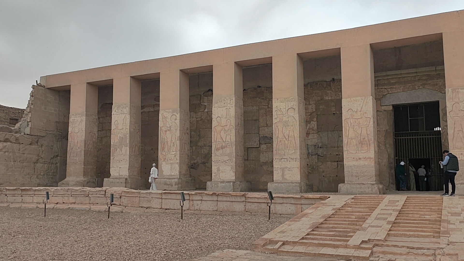 الأعمدة الرئيسية للمتحف الأعمدة الرئيسية للمتحف