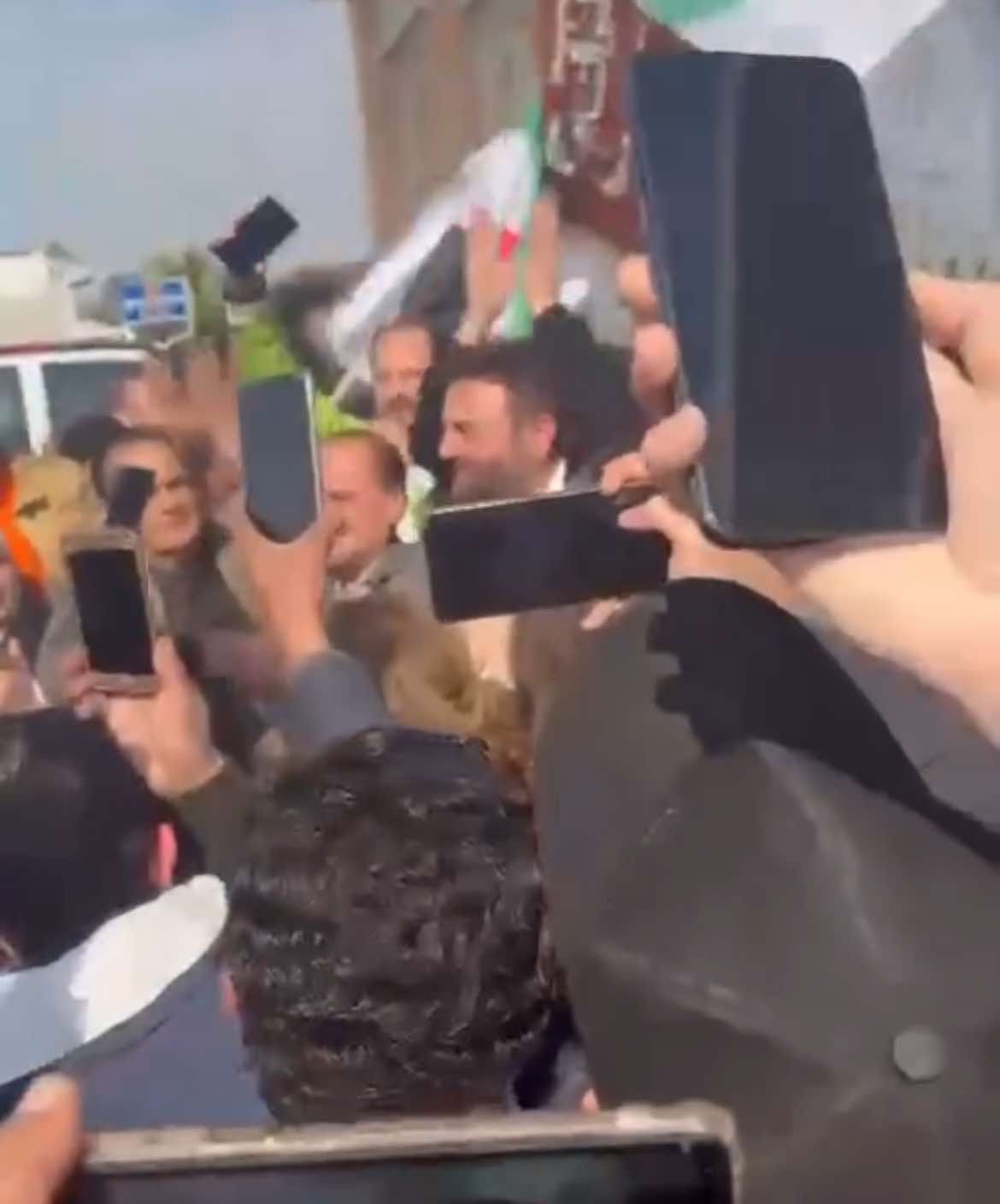 سامر المصرى فى المطار